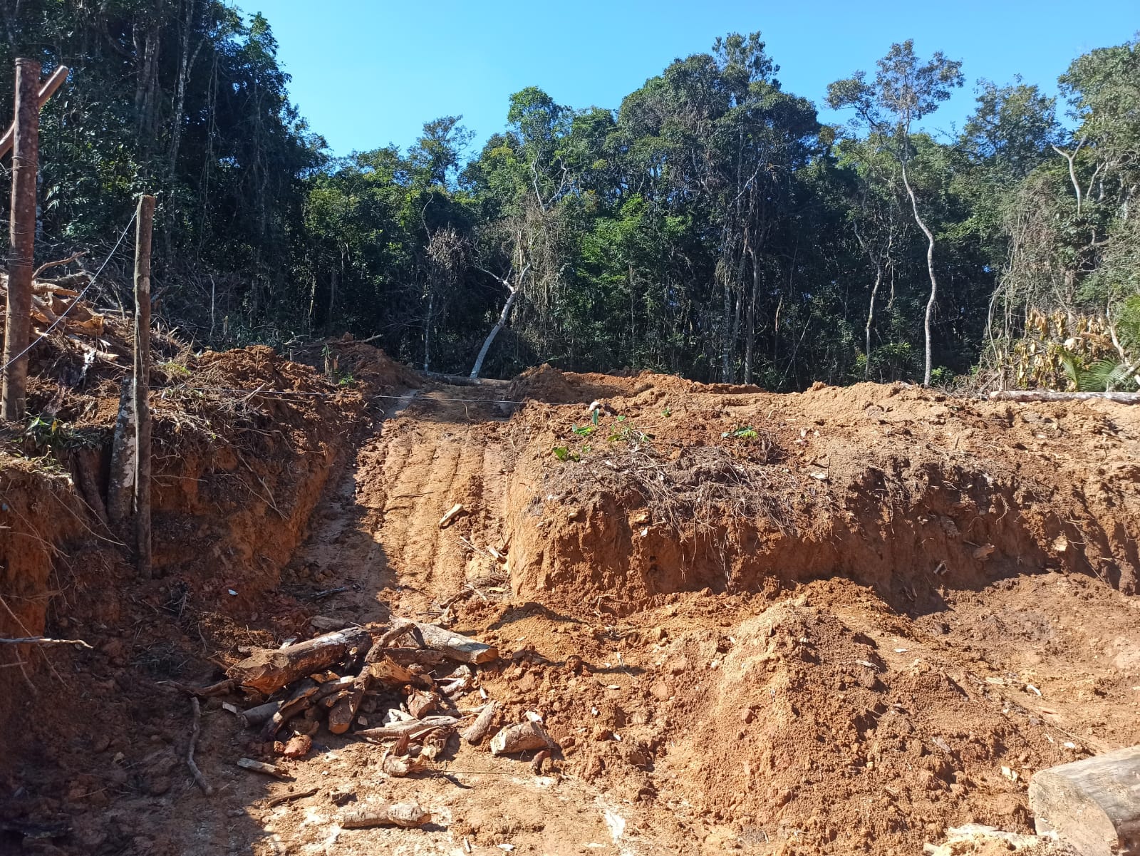 Escavação e preparação do terreno para a fundação