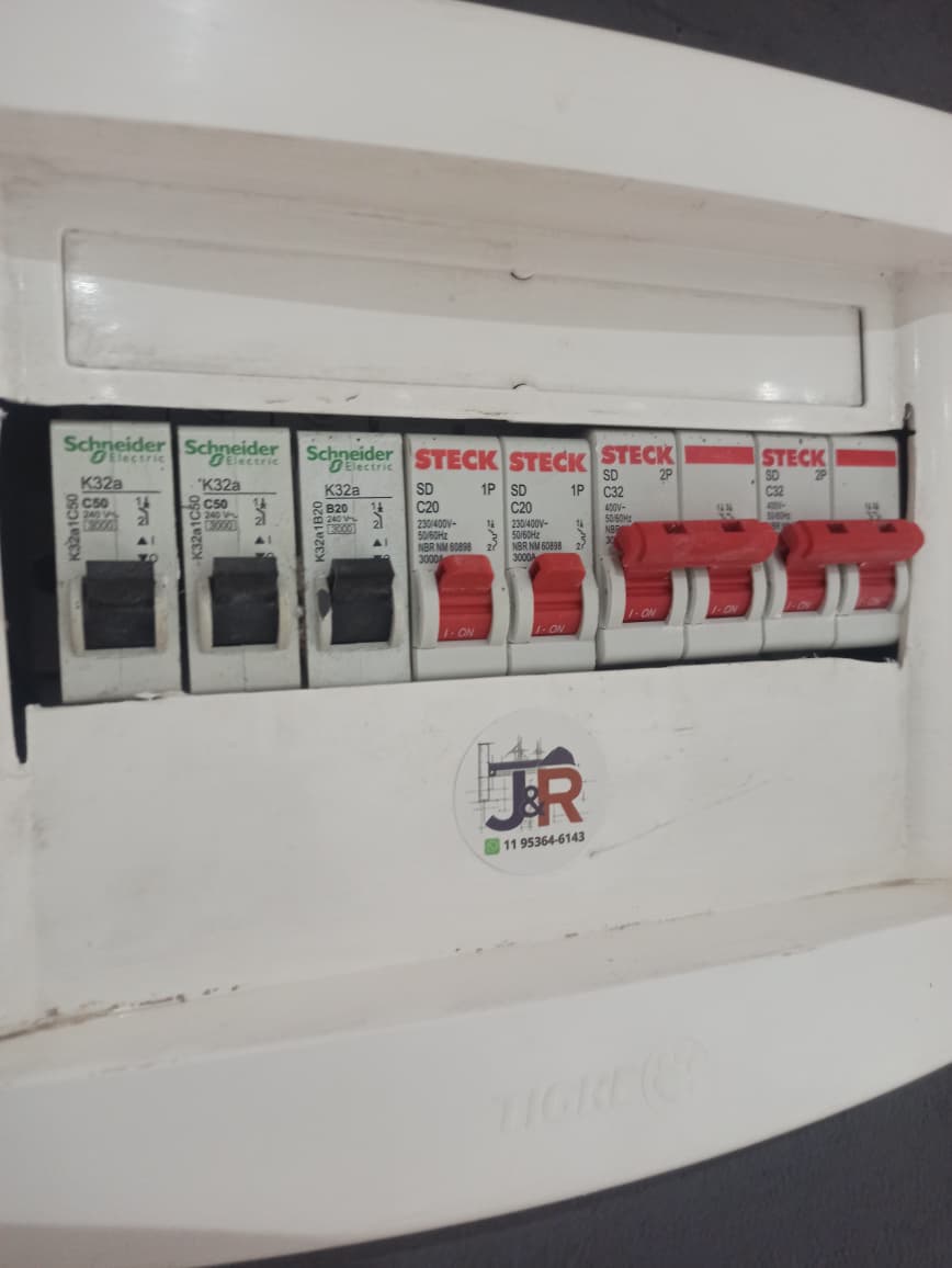 Quadro de distribuição elétrica com dispositivos de proteção