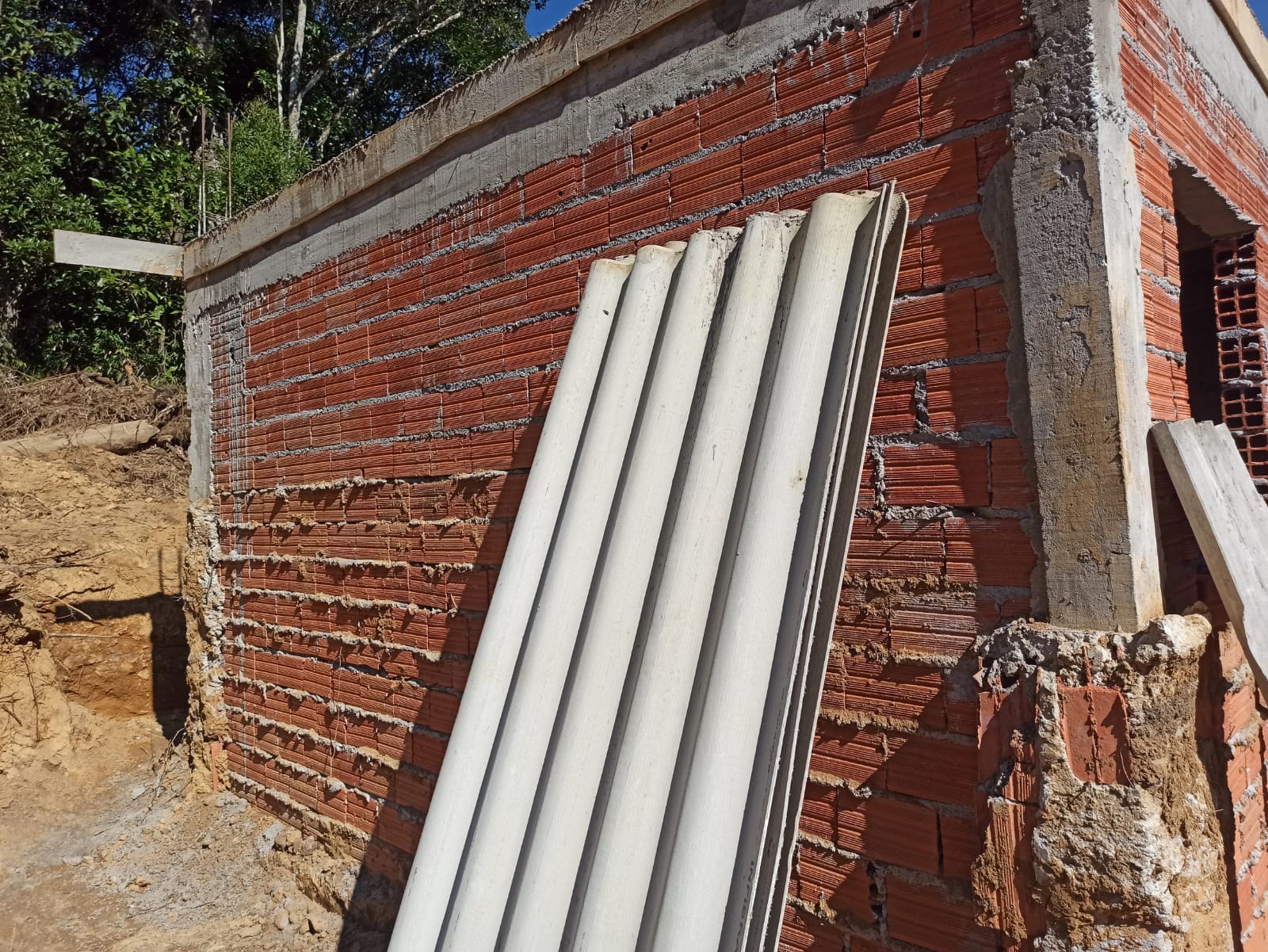 Infraestrutura aparente instalada em alvenaria externa