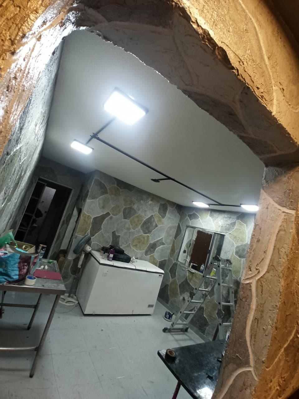 Ambiente revestido em pedra com iluminação instalada