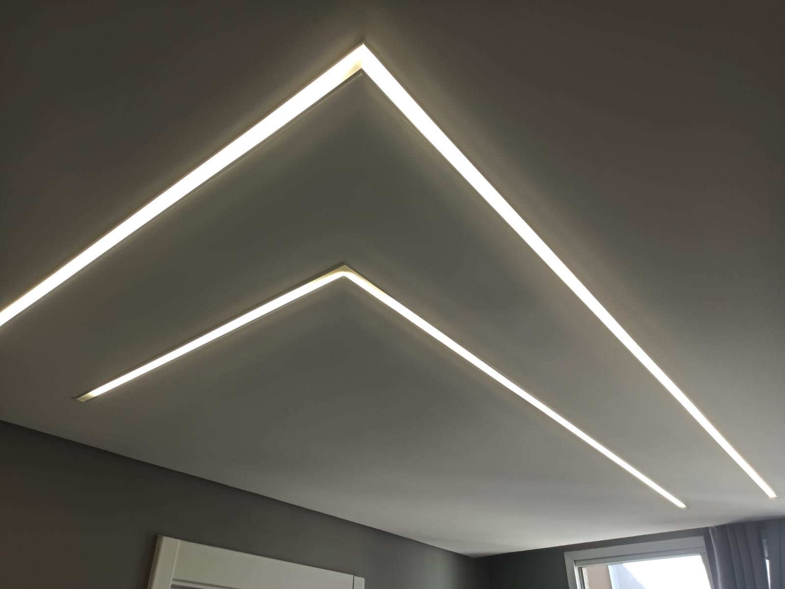 Iluminação linear integrada ao desenho do forro